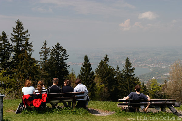 Wanderer Touristen Bnke am Pfnder Bergwiese 