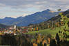 Kleinwalsertal Naturfoto AlpendorfRiezlernWiesen Kirche Herbst Reisebild