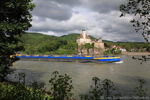 Donau Gterschiff Wasserbarke in Wachau Burgkulisse Schloss Schnbhel
