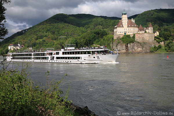 Schoenbhel historische Burg ber Donau Flusswasser Kreuzfahrtschiff