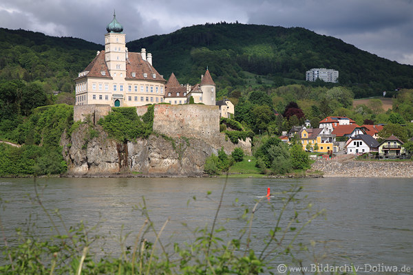Schnbhel an der Donau Foto Schloss am Wasserufer Dorf mit Hotel unterm Berg