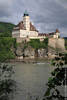 Schloss Schönbühel auf Felsen über Donau Flussufer historische Burg