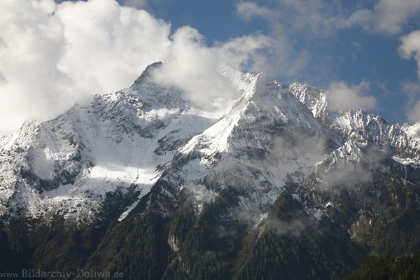 Spitzegg Alpenbild Berggipfel in Schnee Wolken Naturfoto Tuxer Hauptkamm
