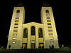 Bd0020_Medjugorie Nachtbild Wallfahrtskirche gelbes Gotteshaus Foto doppeltrmiges Pilgerhaus