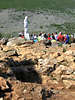 Bd0030_Medjugorie Pilger Gebet am Marienerscheinungsort Foto felsiger Landschaft Bosnien-Herzegowina
