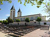 Bd0036_Medjugorie Gotteshaus Foto Wallfahrtskirche Pilger-Bnke auf Kirchplatz
