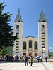 Bd0045_ Medjugorie Wallfahrtskirche Foto Doppelturm Gotteshaus Kirchenplatz Pilger Medugorje