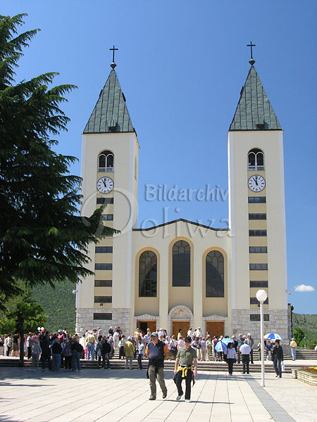 Medjugorie Wallfahrtskirche Foto Doppelturm Gotteshaus Kirchenplatz Pilger Medugorje