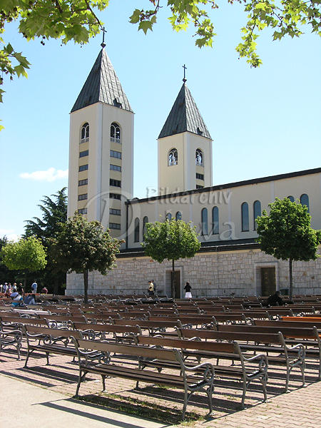 Medjugorie Gotteshaus Doppelturmkirche Foto Platz Bnke