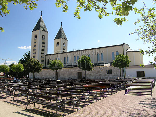 Medjugorie Gotteshaus Foto Wallfahrtskirche Pilger-Bnke auf Kirchplatz