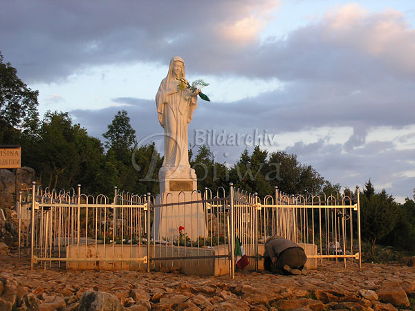 Medjugorie heilige Maria Denkmal Foto mit Pilgerin beim Gebet