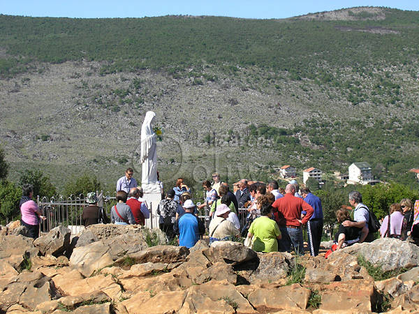 Pilgergruppe Foto am Marienerscheinungsort in Medjugorie felsiger Landschaft
