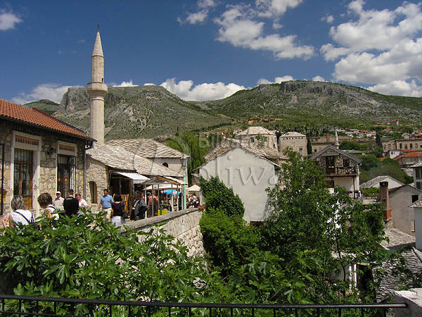 Mostar historische Altstadt Foto Moscheenturm Touristengasse Stadtbild mit Bergblick