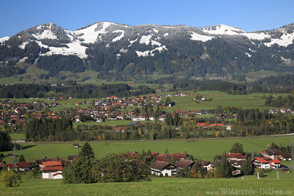 Fischental Allgu Alpendorf Huser Grnwiesen in Bergpanorama mit Schnee
