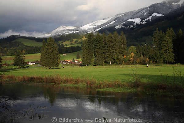 Allgu Illerufer Naturstimmung Foto Fischener Alpwiese unter Berglandschaft in Schnee