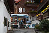 812619_ Fischen in Allgäu Dorffoto niedlicher Einblick auf Hof von Café Henning im Feriendorf an der Iller