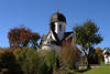812745_ Kirche in Fischen Herbstfoto aus Oberallgäu, Allgäu Bergdorf Dorfkirche von Iller Uferpromenade