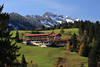 Hotel Tanneck Naturidylle Allgäuer Alpen Schneekulisse Grünwiese bei Bergdorf Fischen