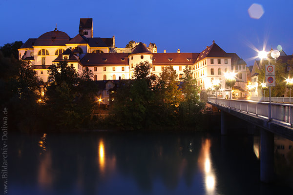 Fssen Hohes Schloss Nachtfoto am Lechwasser Allgu Burg Nachtlichter Spiegelung