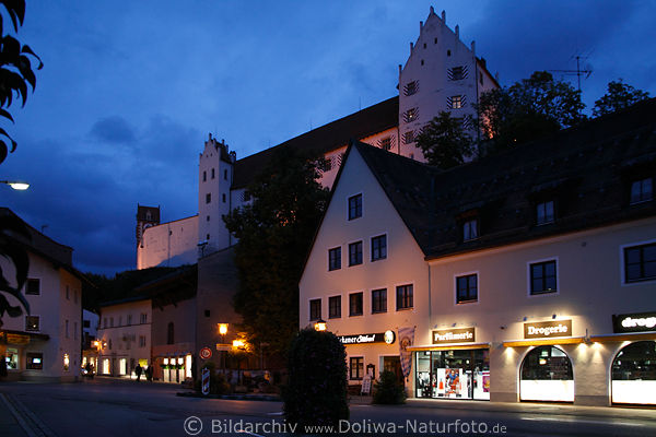 Fssen Strasse Nachtlichter blaue Stunde Dmmerung unter Hohes Schloss in Allgu