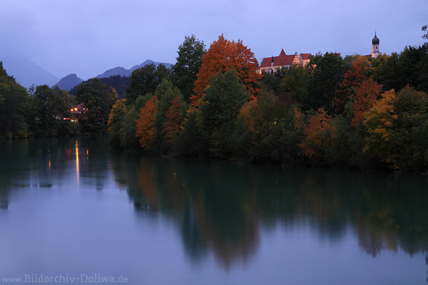 Lechufer Fssen in Allgu Flusswasser um Schlossburg Nachtfoto Alpenstadt Trme