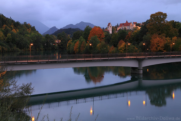 Füssen Lechbrücke Wasserfluss vor Hohes Schloss Burg mit Bergblick