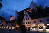 Füssen Strasse Nachtlichter blaue Stunde Dämmerung unter Hohes Schloss in Allgäu