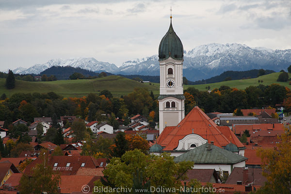 Nesselwang Kirchturm Blick zu Alpengipfel mit Schnee