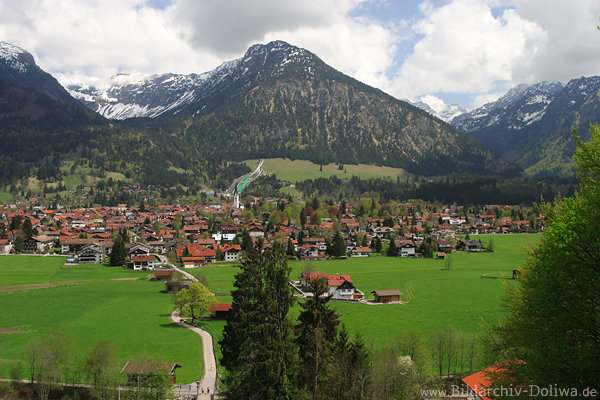 Oberstdorf Bergkulisse Alpenstadt Grnewiese-Pfad Frhlingsfoto Naturidylle Allgu Gipfel