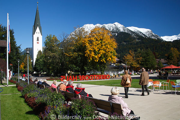 Oberstdorf Kurpark Haus Urlaubsidyll Herbstfoto Touristen Bnke Kirche Schnee Bergblick