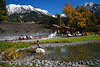 Oberstdorf Kurpark Foto Urlauber Bergblick Schnee Alpenpanorama Herbstreise Bild