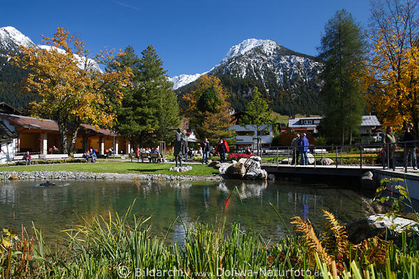 Oberstdorf Kurpark Urlaubsidylle Herbstromantik am Teich Bergblick auf Schnee