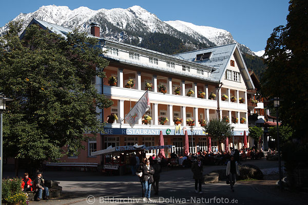 Oberstdorf Hotel Caf Restaurant Menschen in Oberallgu Alpenurlaub unter Nebelhorn Berge im Schnee