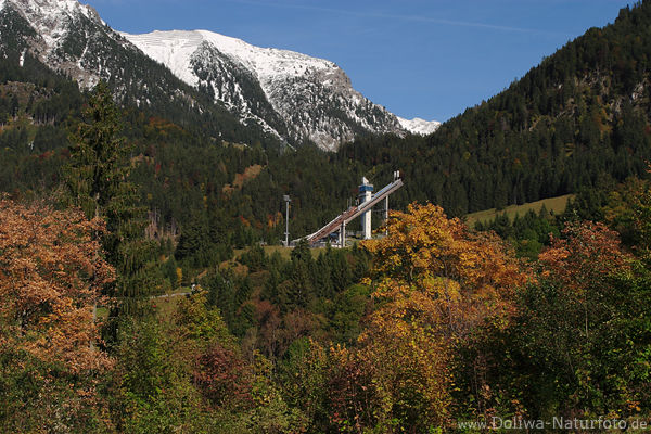 Oberstdorf Herbstlandschaft Blick auf Skischanze unter Allguer Alpen in Schnee