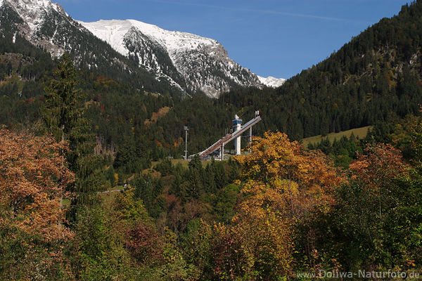 Oberstdorf Herbstlandschaft Blick auf Skischanze unter Allguer Alpen in Schnee