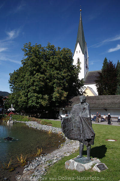 Heiliger Christophorus Denkmal Statue in Oberstdorf Kurpark am Teich vor Kirche