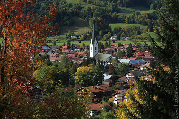 Oberstdorf-Dcher in Bergland Naturfoto 813120 Huser Kirche Grnwiesen Landidylle Allgu Urlaubsort Reisebild