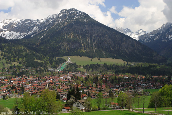 Oberstdorf Alpenstadt mit Skischanzen am Nebelhorn am Fusse Allguer Alpenpanorama