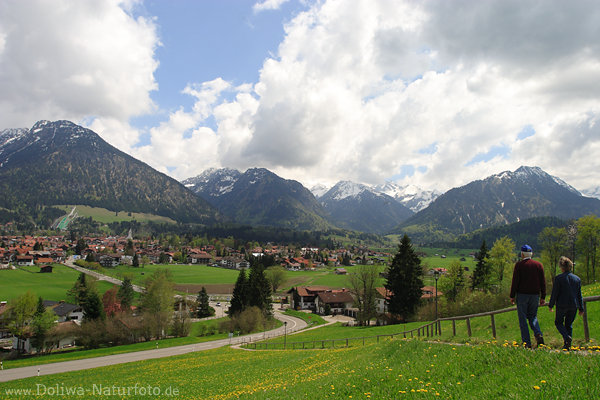 Oberstdorf blhende Frhjahrswiesen Bergpfad Spaziergnger Allgu Alpenstadt unter Gipfeln