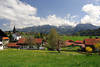 Dorfidylle Urlaubsort Ried in Allgäu Grünwiesen Frühlingsblüte Kirche Häuser Alpenblick