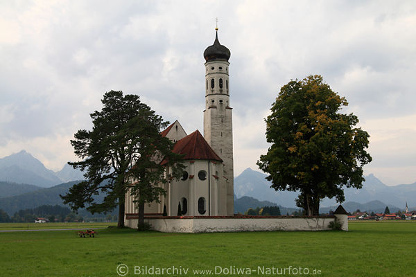 Wallfahrtskirche Sankt Coloman auf Alpenvorland grner Wiese vor Schwangau Bergen