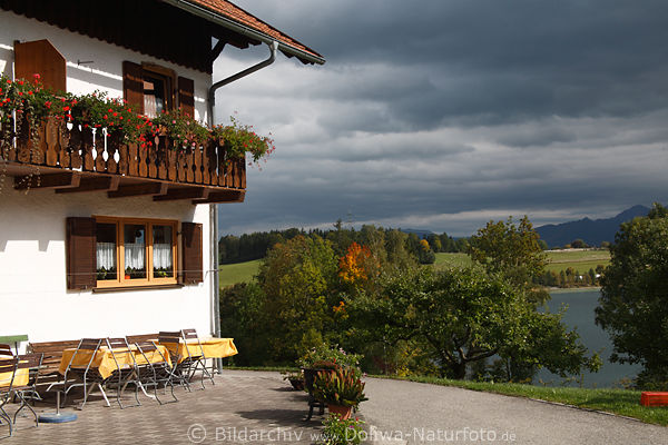 Gästehaus Ahorn in Oberkirch am Weissensee Wasser in Berglandschaft