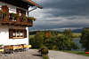 812325_ Gästehaus Ahorn in Oberkirch am Weissensee Foto mit Seeblick in Herbst, Oberallgäu Urlaub Reisetip