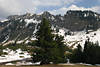 Riedbergpass Naturfoto Allgäu Berge Felsen mit Schnee über Bäume