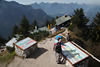 Tegelberg Gipfelhütten Wanderer Bild in Alpenpanorama Allgäu Gebirgslandschaft Foto von Bergstation