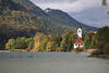 Weissensee Kirche Wasserlandschaft Wald unter Allg�uer Alpen Berghang