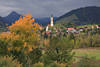 Pfronten Alpenlandschaft Bergstadt Kirche Herbst in Oberallgäu Urlaubsort