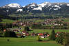 Bergdorf Fischen Alpenpanorama Foto Allg�u buntes Talblick Gr�nwiesen H�user Berge mit Schnee