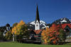 813002_ Fischen Kirchen in bunter Herbstlandschaft Foto aus Oberallgäu, Allgäu Bergdorf an der Iller Ufer