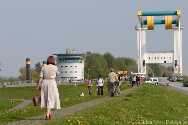 Estebrcke Cranz Elbdeich Altesland Besucher Spaziergang in Frhlingsblumen